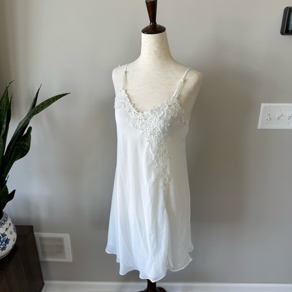 Vintage Elegant White Lace Slip Dress with Embroideries and Pearl Beading - Picture 4 of 11